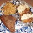 Marha steak töltött krumplival és paprika salátával