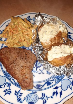 Marha steak töltött krumplival és paprika salátával recept fotója