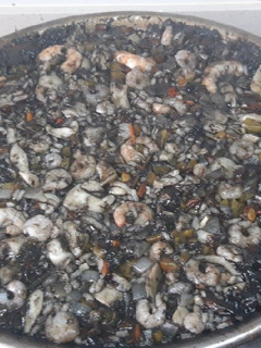 Una foto de Arroz negro con sepia y gambas