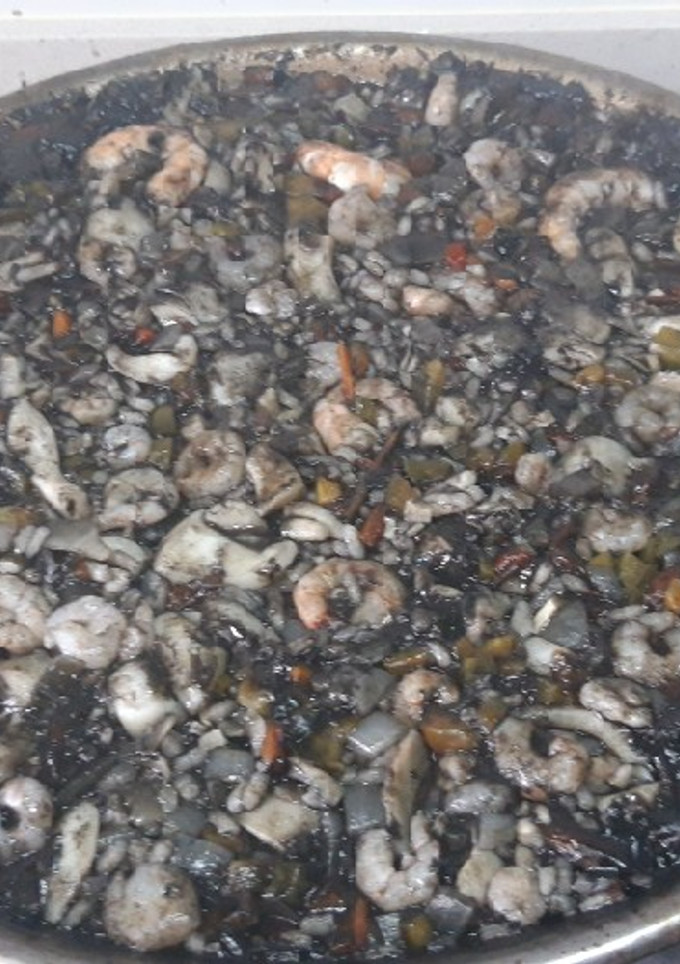 Una foto de Arroz negro con sepia y gambas