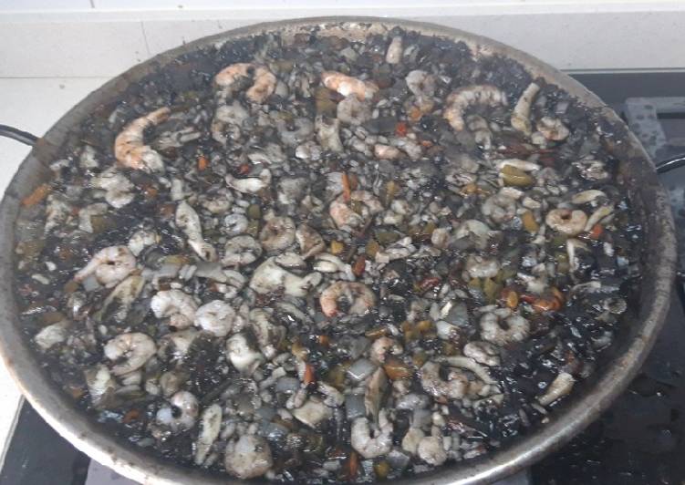 Arroz negro con sepia y gambas
