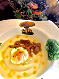 Una foto de Crema de coliflor con níscalos y huevo poché