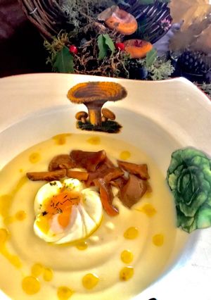 Una foto de Crema de coliflor con níscalos y huevo poché