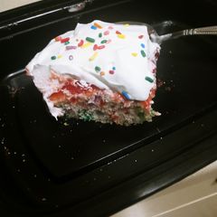 A picture of Strawberry Holiday Cake.