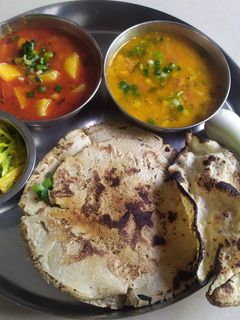 જુવારનો રોટલો (Jowar Rotlo Recipe In Gujarati) રેસીપી મુખ્ય ફોટો