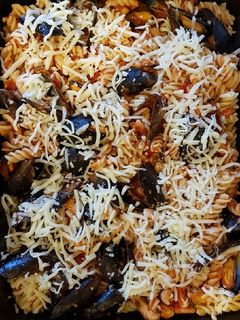 Tenger gyümölcsei spirál makarónival recept fotója