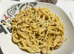 Foto principal de Tallarines con salsa Alfredo y Gambas a mi maneraa