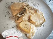 Una foto de bifes con cebolla y crema