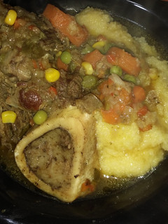 Una foto de Osobuco braseado con polenta y vegetales