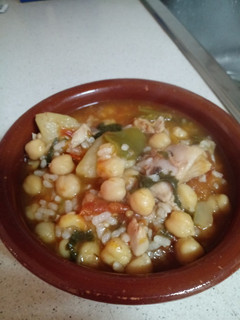 Una foto de Potaje de garbanzos con arroz y pollo