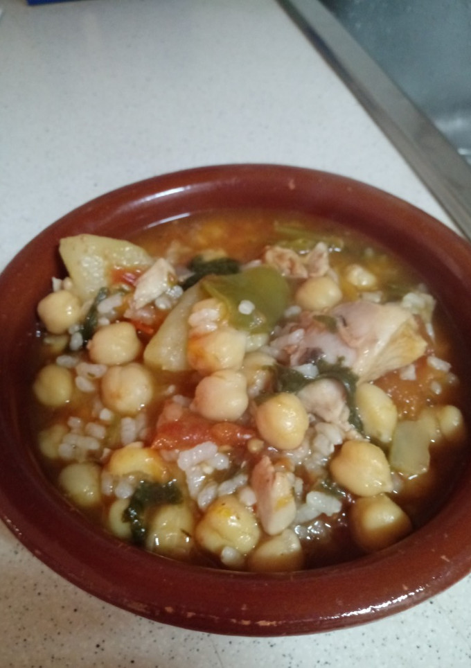 Una foto de Potaje de garbanzos con arroz y pollo