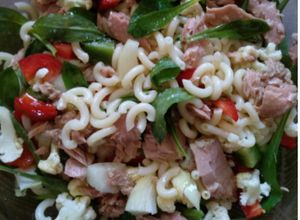 Una foto de Ensalada fideuá y collejas