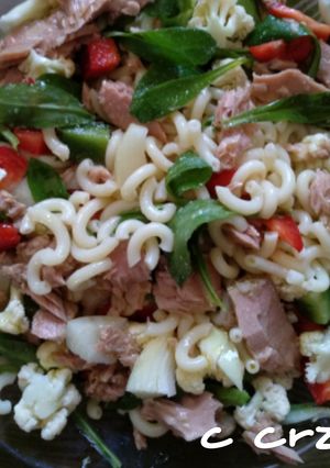 Una foto de Ensalada fideuá y collejas