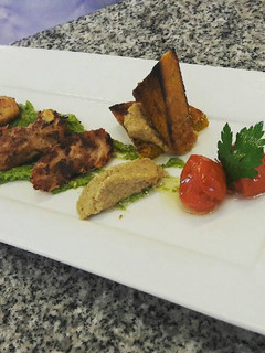 Una foto de Molleja crocante con pesto de brócoli y confit de tomate