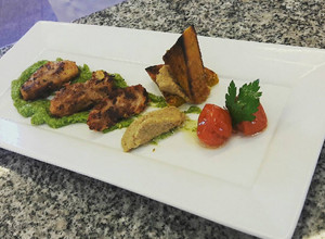Una foto de Molleja crocante con pesto de brócoli y confit de tomate