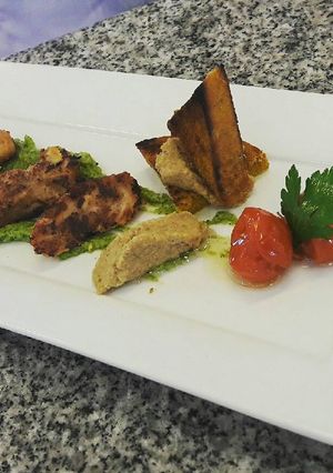 Una foto de Molleja crocante con pesto de brócoli y confit de tomate