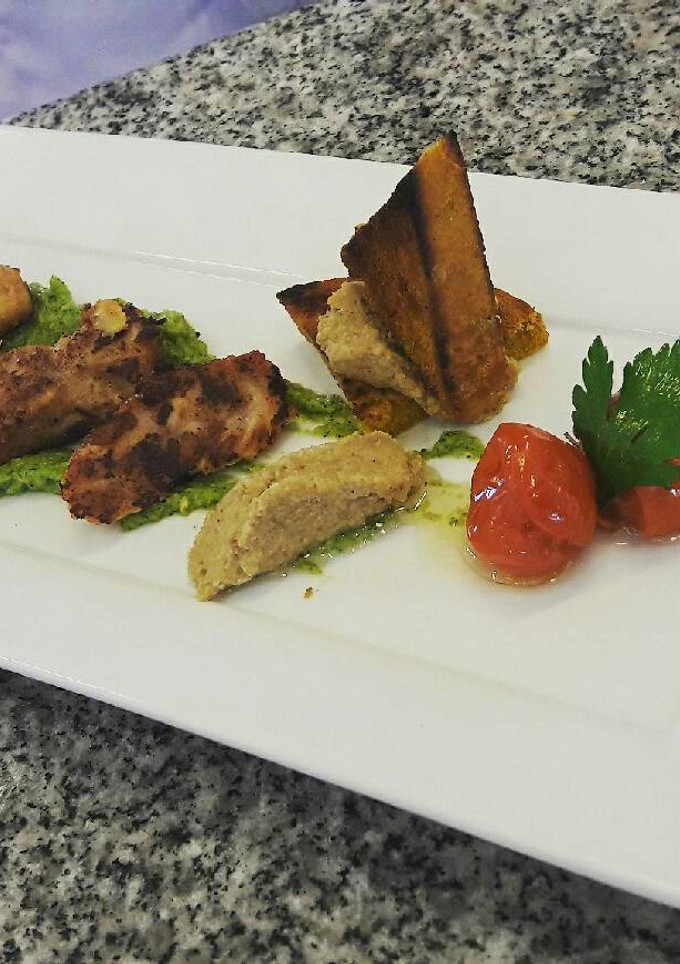 Una foto de Molleja crocante con pesto de brócoli y confit de tomate