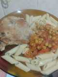 Costeletas de cerdo a la plancheta con fideos