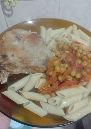 Una foto de Costeletas de cerdo a la plancheta con fideos