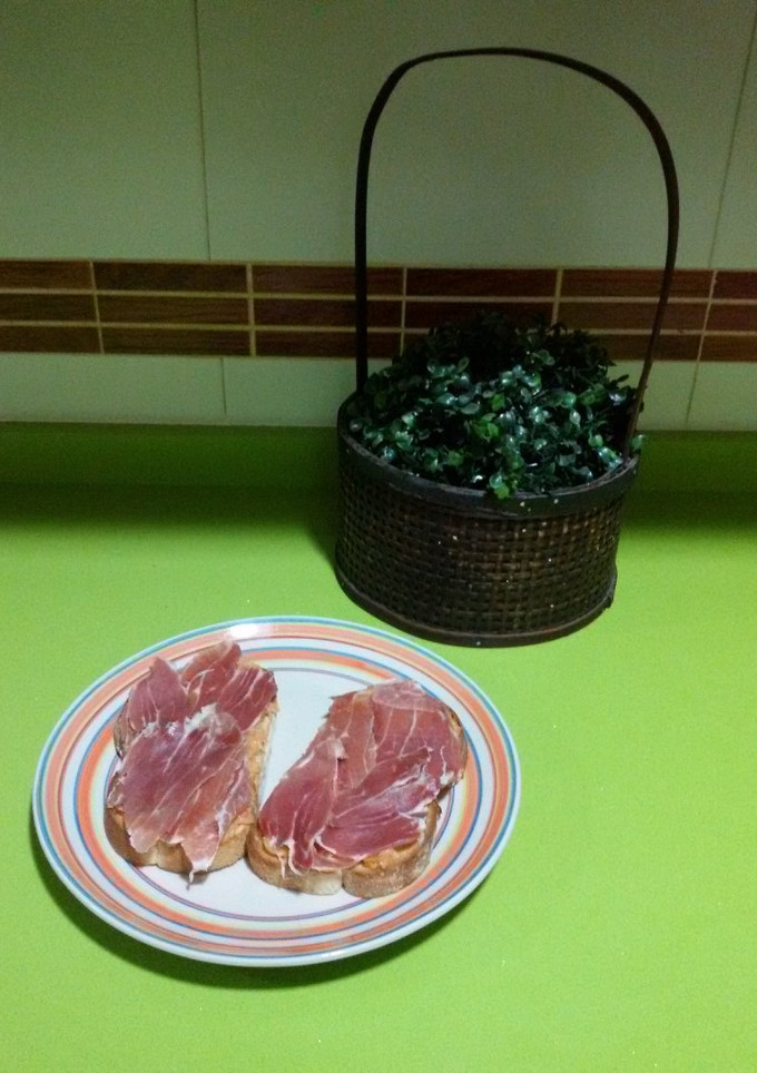 Una foto de Tostas de pan tomaca y jamón con thermomix
