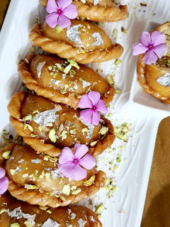 गुजिया / करंजी(gujiya\karanji recipe in hindi) रेसिपी मुख्य फोटो