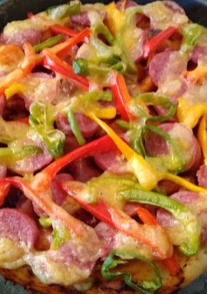 A picture of Pepperoncini,bell pepper,easy peel sausage in boboli pizza crust.