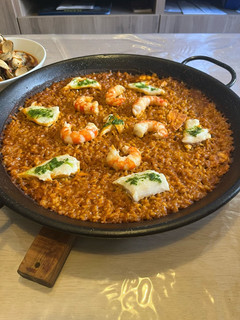 Una foto de Arroz seco de dorada y gambón