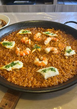 Una foto de Arroz seco de dorada y gambón