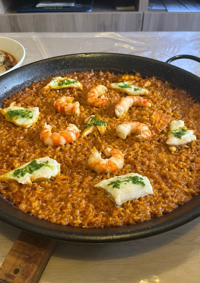 Una foto de Arroz seco de dorada y gambón