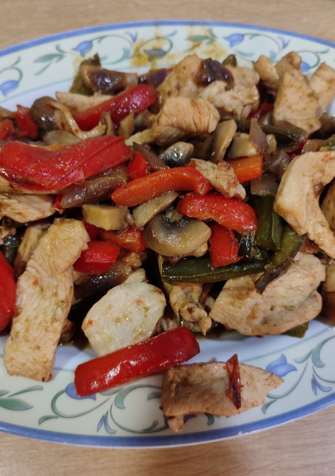 Una foto de Fajitas de pollo con verduras