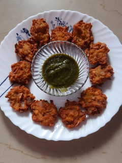 चना दाल प्याज की पकोड़े (Chana dal pyaz ki pakode recipe in Hindi) रेसिपी मुख्य फोटो