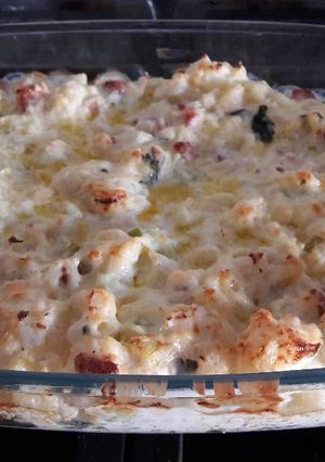 A picture of Cheesy,bacon and cauliflower cassarole.