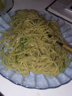 Una foto de Fideos con salsa de brócoli y crema