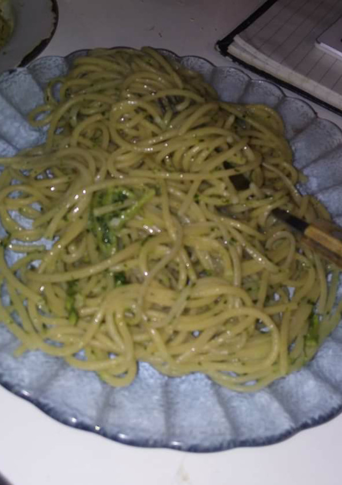 Una foto de Fideos con salsa de brócoli y crema