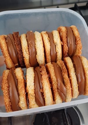 Una foto de ALFAJORCITOS DE COCO Y DULCE DE LECHE 🥥