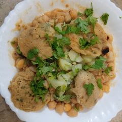 A picture of Aloo cholay chaat.