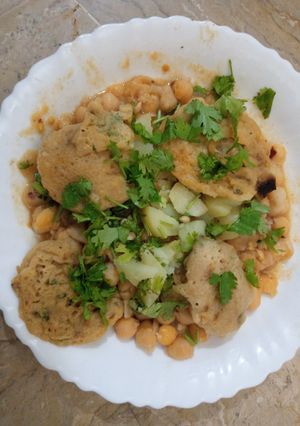 A picture of Aloo cholay chaat.