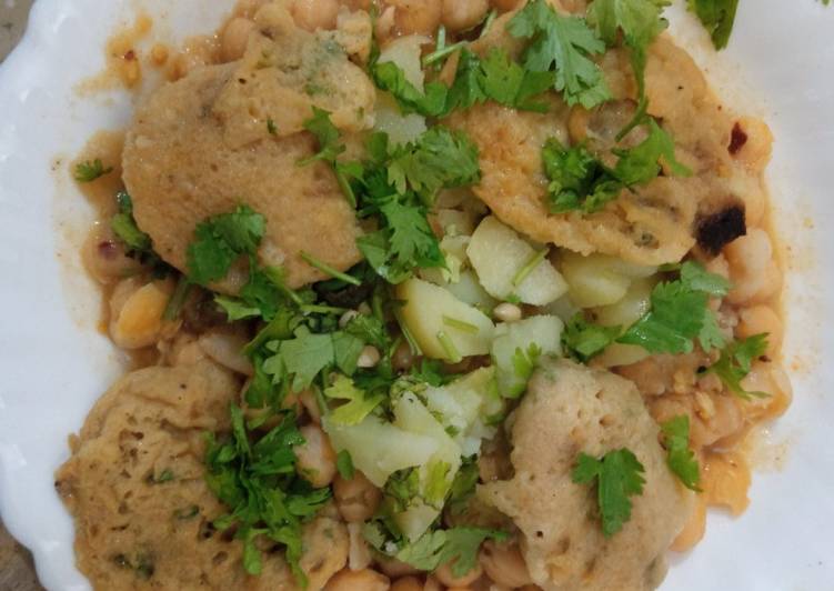 Simple Way to Prepare Appetizing Aloo cholay chaat