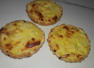 Una foto de Mini tartas de cebolla y queso 🧀♡