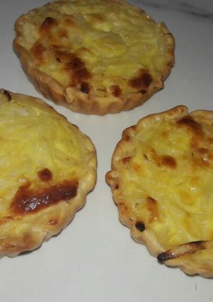 Una foto de Mini tartas de cebolla y queso 🧀♡