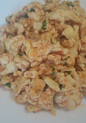 Una foto de Revoltillo de huevo con ajo, puré y apio