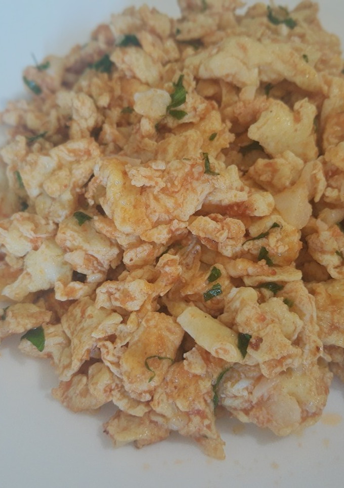 Una foto de Revoltillo de huevo con ajo, puré y apio