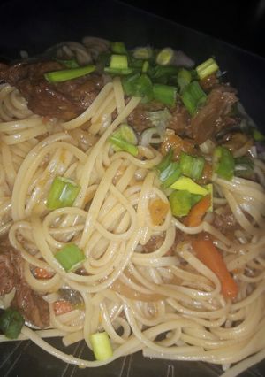 Una foto de Fideos salteado con carne y verdura
