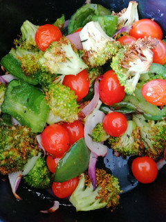 Una foto de Ensalada rostizada en freidora de aire🥗