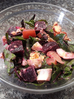 Una foto de Ensalada de remolacha y sus hojas