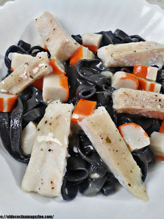 Una foto de Pasta fresca: Fetuccini a la tinta de calamar con cangrejo y panga