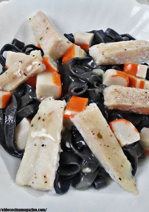 Una foto de Pasta fresca: Fetuccini a la tinta de calamar con cangrejo y panga