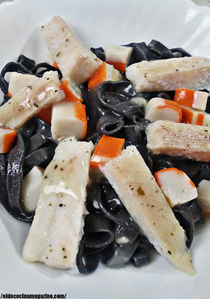 Una foto de Pasta fresca: Fetuccini a la tinta de calamar con cangrejo y panga