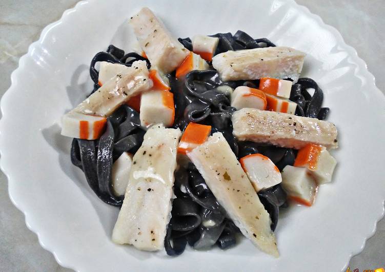 Pasta fresca: Fetuccini a la tinta de calamar con cangrejo y panga