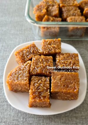 A picture of Sweet Glutinous Rice in Palm Sugar Syrup.